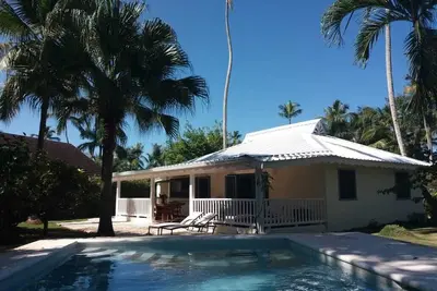 Image de maison avec jardin et piscine au coeur du village