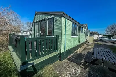 Caravane de luxe avec terrasse et vue imprenable sur le lac en location réf 33002