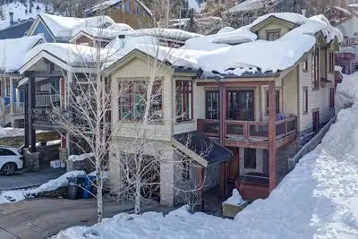 Image de Demeure au Crown Manor | Havre de luxe dans la vieille ville | Étapes vers les pistes et la rue Main! |