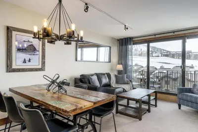 Image de Ski-In mise à jour de grandes vues sur la montagne