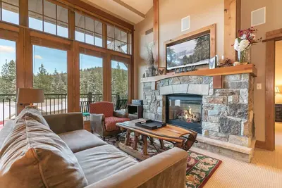 Image de 2 personnes à Northstar Village près du lac Tahoe