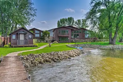 Image de Nouveau! Lakefront Eau Galle Home avec bain Ă remous et foyer