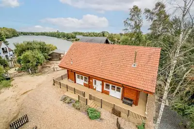 Image de Superbe lodge Ă Pentney Lakes pour la location - dort 9 vues sur le lac
