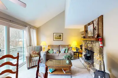 Image de Condo dans les arbres avec chien et loft et balcon privé - près du chalet de ski!