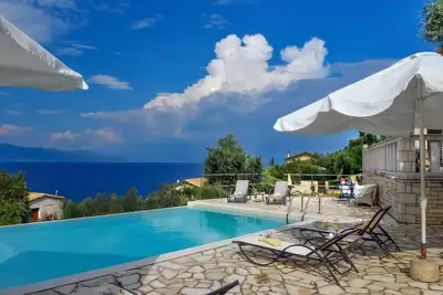 Image de Spacieuse, villa Ionia directement sur la mer.