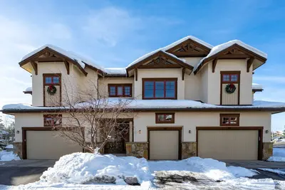 Image de Nouvelle PROPRIÉTÉ! | Retraite au luxe | Piscine, spas, mini golf et plus! | Vue sur la montagne | 10 personnes