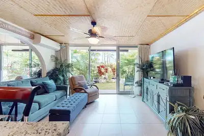 Image de Condo tropical mis à jour avec piscine et grill partagés - très bien situé!