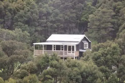 Image de Une retraite de brousse privée - à seulement 35 minutes de Martinborough