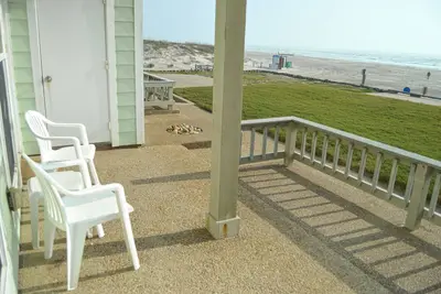 Image de En bord de mer, propriété au 1er étage avec vue et emplacement inégalés!