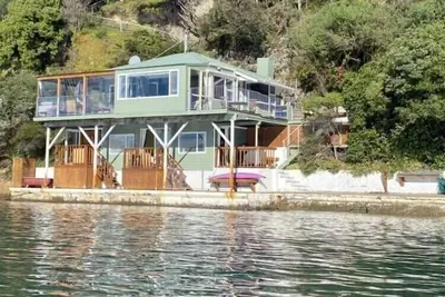 Image de Picton Beach Front Kiwi Bach