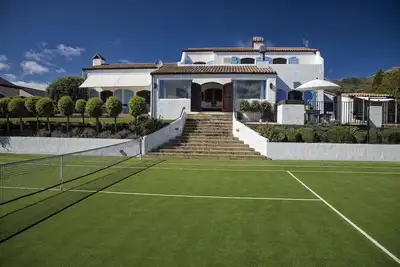 Image de Superbe vue sur le lac depuis cette propriété unique avec piscine et court de tennis