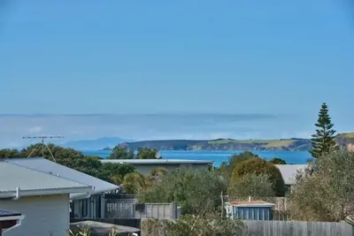 Image de Détente maison de plage ensoleillée avec vue sur la mer