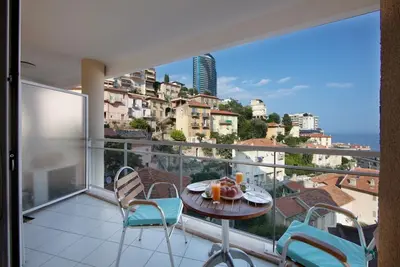 Image de Monaco, vue mer, studio lumineux avec balcon