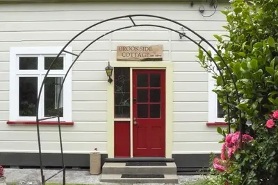 Image de Brookside Cottage est un charmant chalet confortable