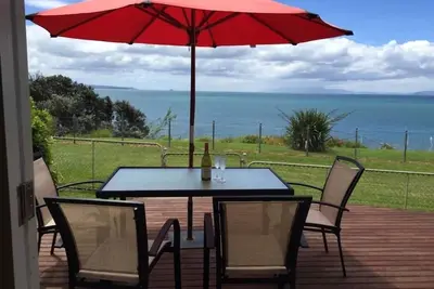 Image de Superbe Cliff Top Kiwi Bach face Ă la mer
