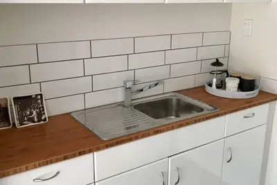 Image de Villa de ville entièrement rénovée avec 2 grandes chambres.