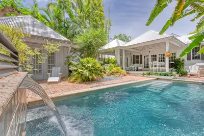 Image de \"Pura Vida\" ~ 3 chambres / 3. 5 Bath Home sur Quaint Old Town Lane!
