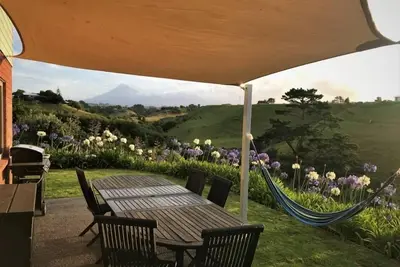 Image de Warm Mountain View Modern Home Près de la plage