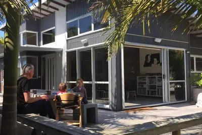 Image de Maison contemporaine Wainui Beach à Okitu