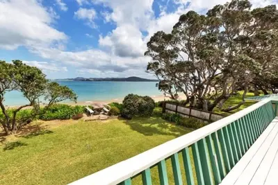 Image de Quintessential Kiwi Bach sur la plage! !