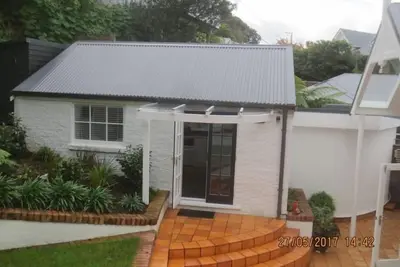 Image de Cottage élégant et bien rangé près du Cbd.
