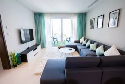 Image de Appartement moderne et lumineux à Al Mouj avec salle de sport et piscine