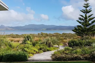 Image de Superbe presque nouvelle maison de plage devant le port