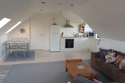 Image de Espace moderne, lumineux, pratique, entièrement aménagé avec vue sur la mer et grand jardin