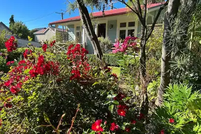 Image de Le Cottage Albion dans un beau jardin coloré