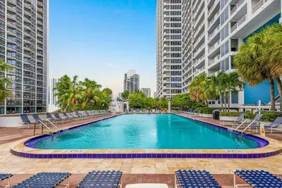 Image de 3 Bedroom Condo With Stunning Balcony View