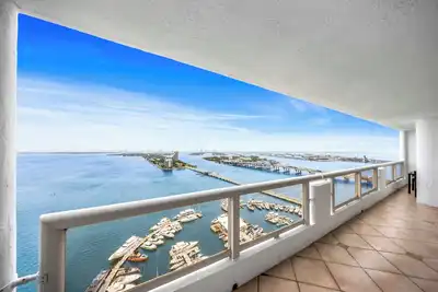 Image de Bay Overlooking Condo With Balcony