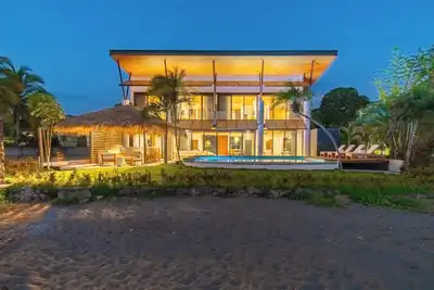 Image de Incroyable 5 bd \/ 5 ba en bord de mer Villa Infinity piscine avec entretien ménager