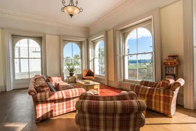 Image de 1 Elliot Terrace Appartement de 4 chambres en duplex dans un emplacement incomparable dans le centre de Plymouth Hoe overloo