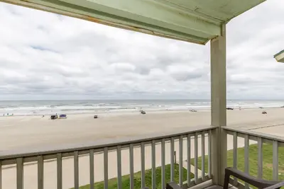 Image de Propriété située au 2ème étage avec vue et emplacement incomparables sur la plage!