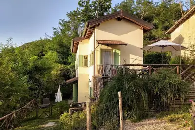 Image de Appartement de deux pièces avec vue sur la forêt sur le jardin, idéal pour des excursions de détente dans les Apennins