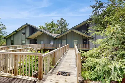 Image de Nouvelle Liste! Une cabane en rondins toutes saisons au bord de la rivière avec une vue magnifique et un intérieur confortable