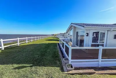 Pavillon de luxe avec vue Full sur la mer et une vue imprenable à Hopton ref 80055