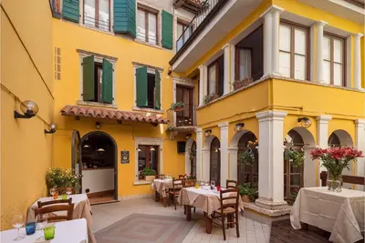 Image de une ancienne auberge qui est un monument italien. . . 200 ans « Double 5 »