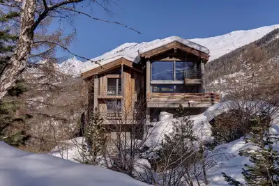 Image de Chalet familial de luxe dans un cadre tranquille mais proche des remontées mécaniques et du centre-ville.