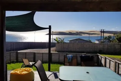 Image de Une vue imprenable avec accès à la plage sur la route.