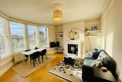 Image de Une chambre de boutique indépendante chaleureuse et confortable avec salle de bains moderne et parking gratuit