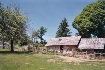Image de Bellechassagne. Maison avec jardin