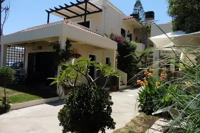 Magnifique appartement de vacances à 1 minute à pied de la magnifique plage de sable de Kokkini Hani en Crète