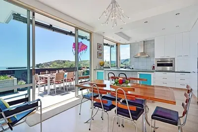 Aporo - Architectural, Light-filled, Great Views!