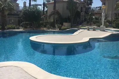 Image de Exclusif appartement face à la piscine et à de beaux jardins paysagés
