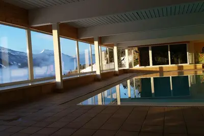 Image de Appartement récemment rénové avec 2 salles de bains, piscine, sauna, gr. Tv à écran plat