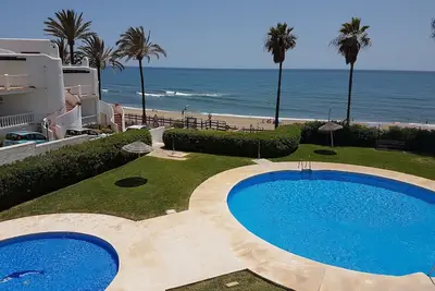 Image de appartement de première ligne, appartement avec vue sur la mer directement sur la plage de Calahonda
