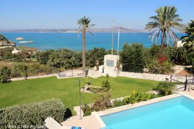 Image de Villa de 3 chambres, piscine chauffée, vue imprenable sur la mer et la montagne, près de la plage.