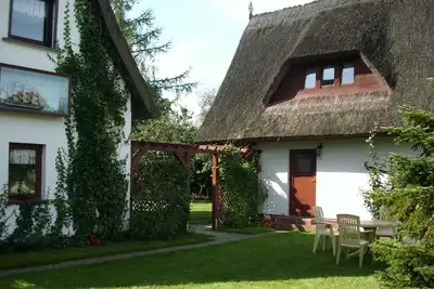 Image de Vous vivez dans un endroit calme sous un toit de chaume typique à Prerow