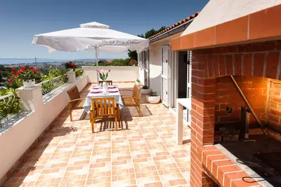 Image de Cette maison de vacances confortable propose un hébergement pour deux familles ou un groupe